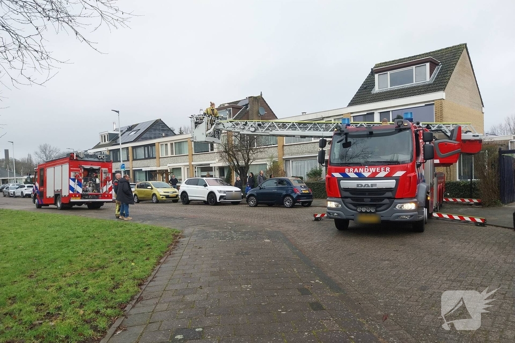 Brandweer haalt gevallen oudere van dak