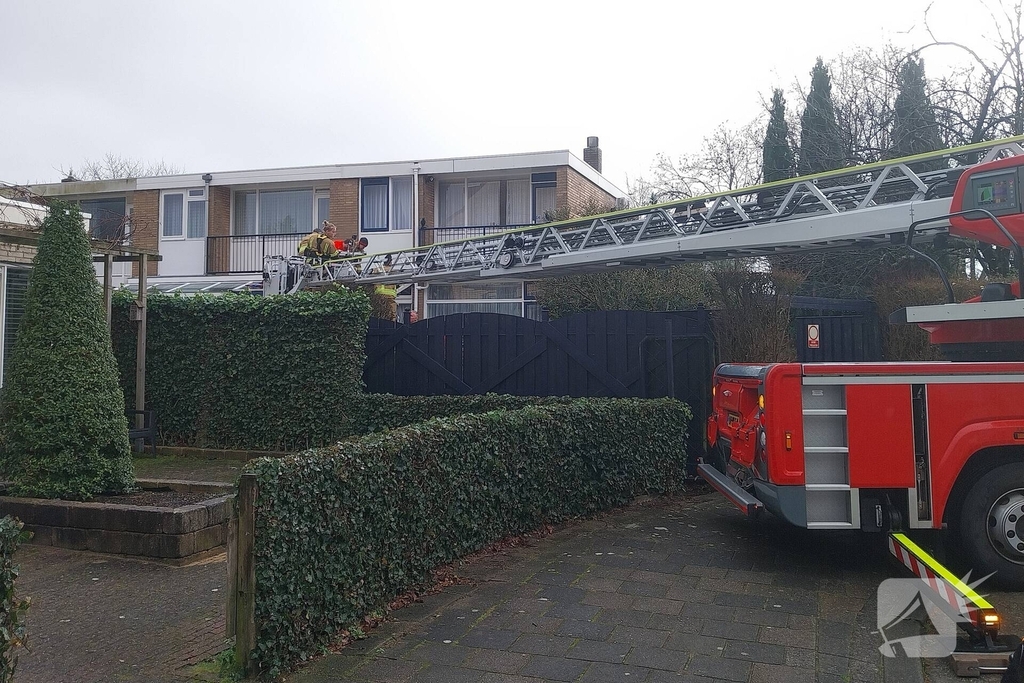 Brandweer haalt gevallen oudere van dak