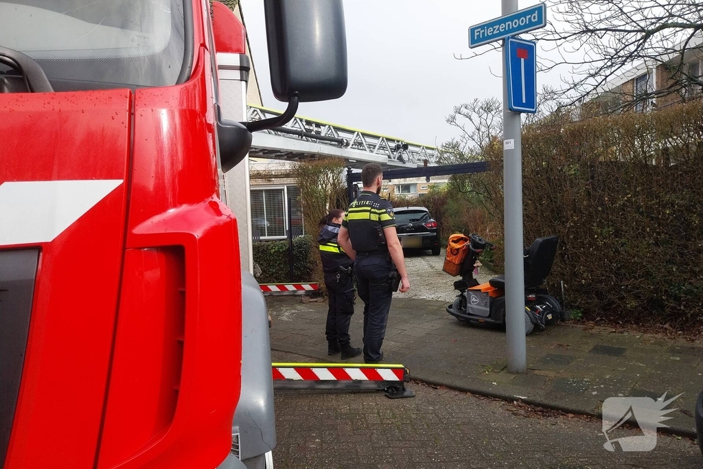 Brandweer haalt gevallen oudere van dak