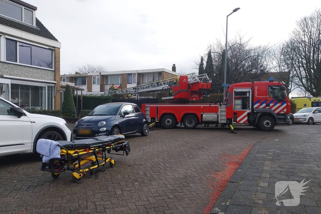 Brandweer haalt gevallen oudere van dak