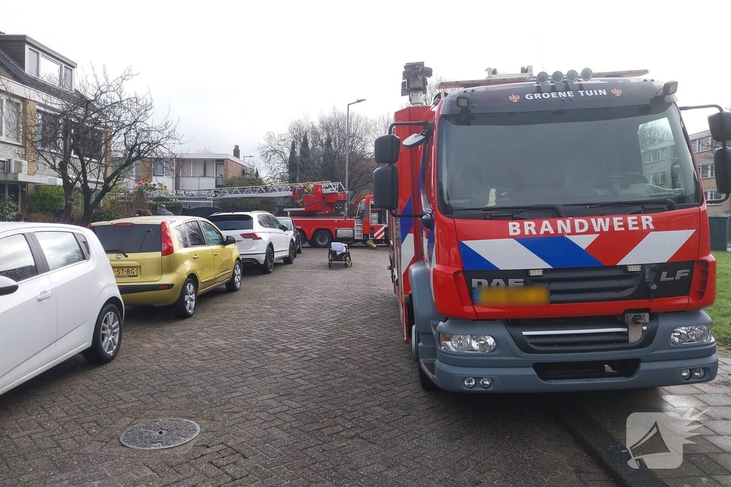 Brandweer haalt gevallen oudere van dak