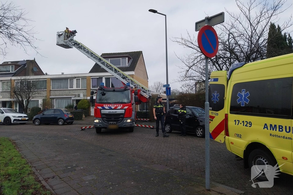 Brandweer haalt gevallen oudere van dak