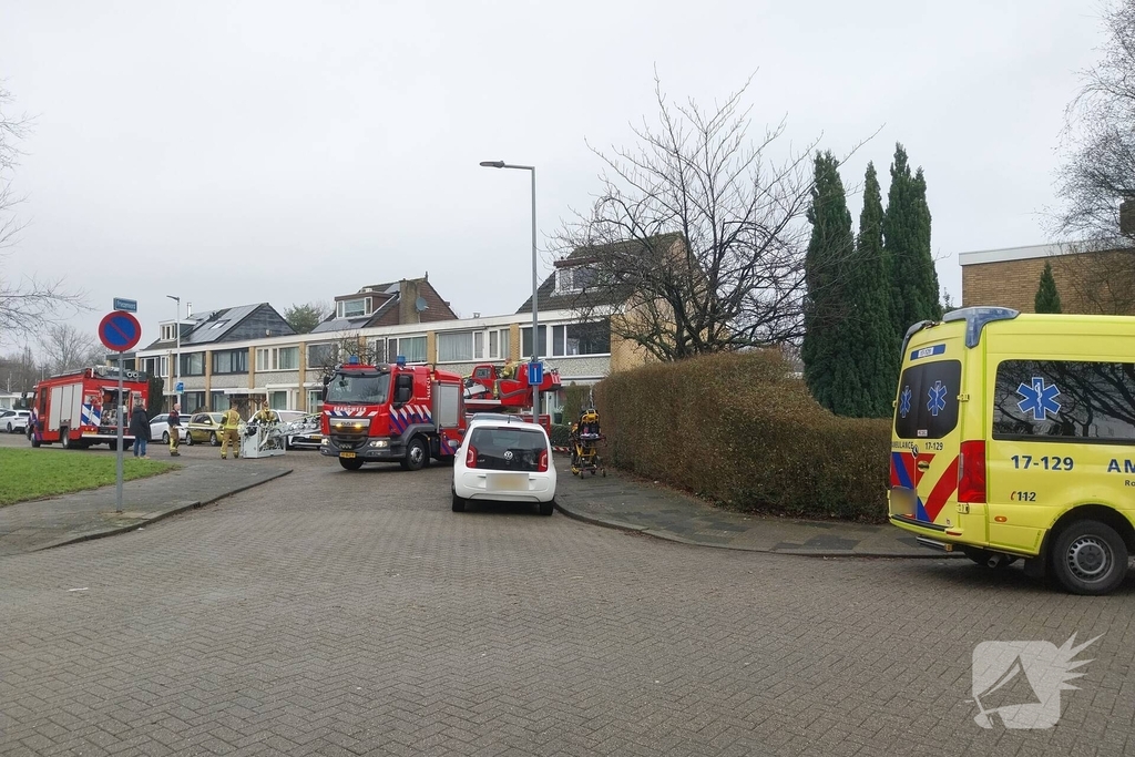 Brandweer haalt gevallen oudere van dak