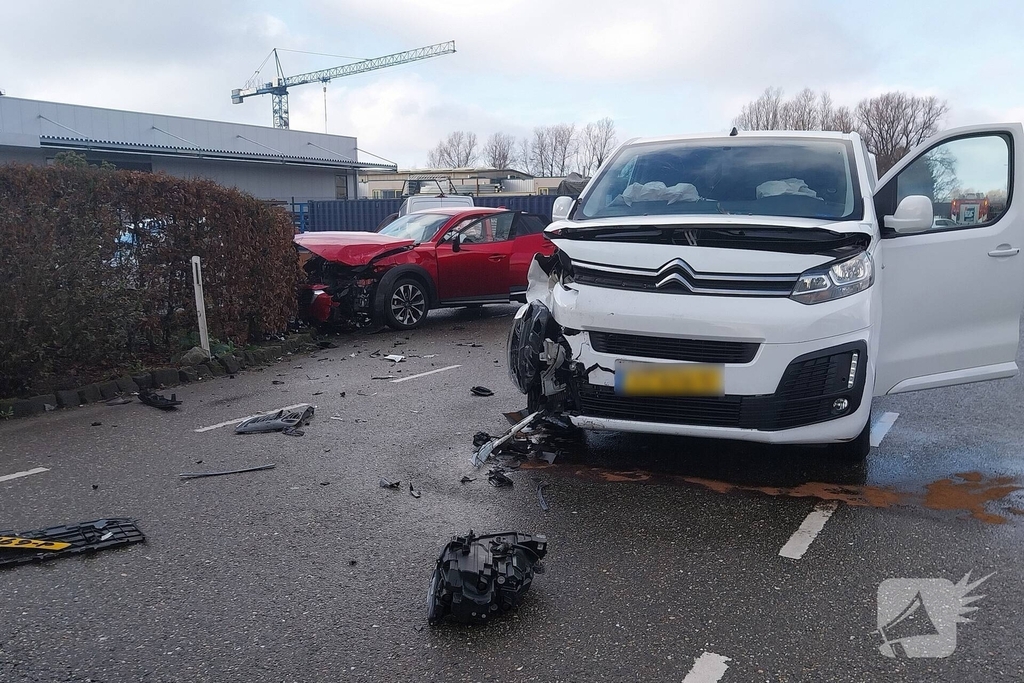 Auto in de kreukels na botsing