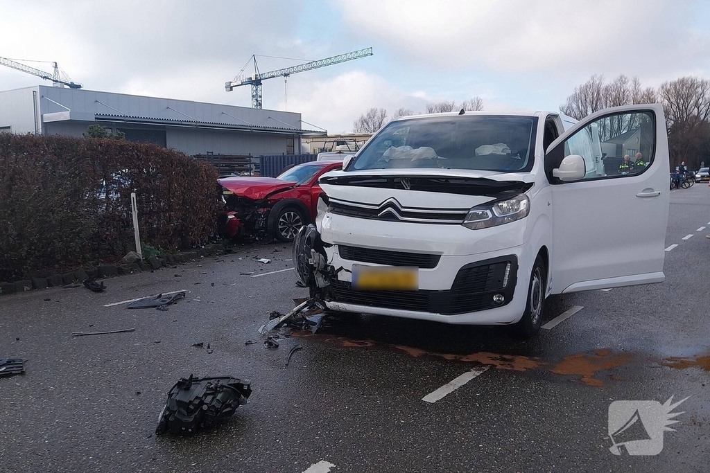 Auto in de kreukels na botsing