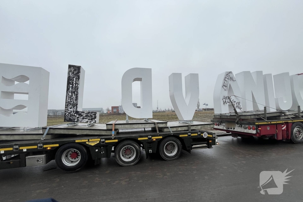Wij Flevoland'-letters bij Urk al beklad en vernield