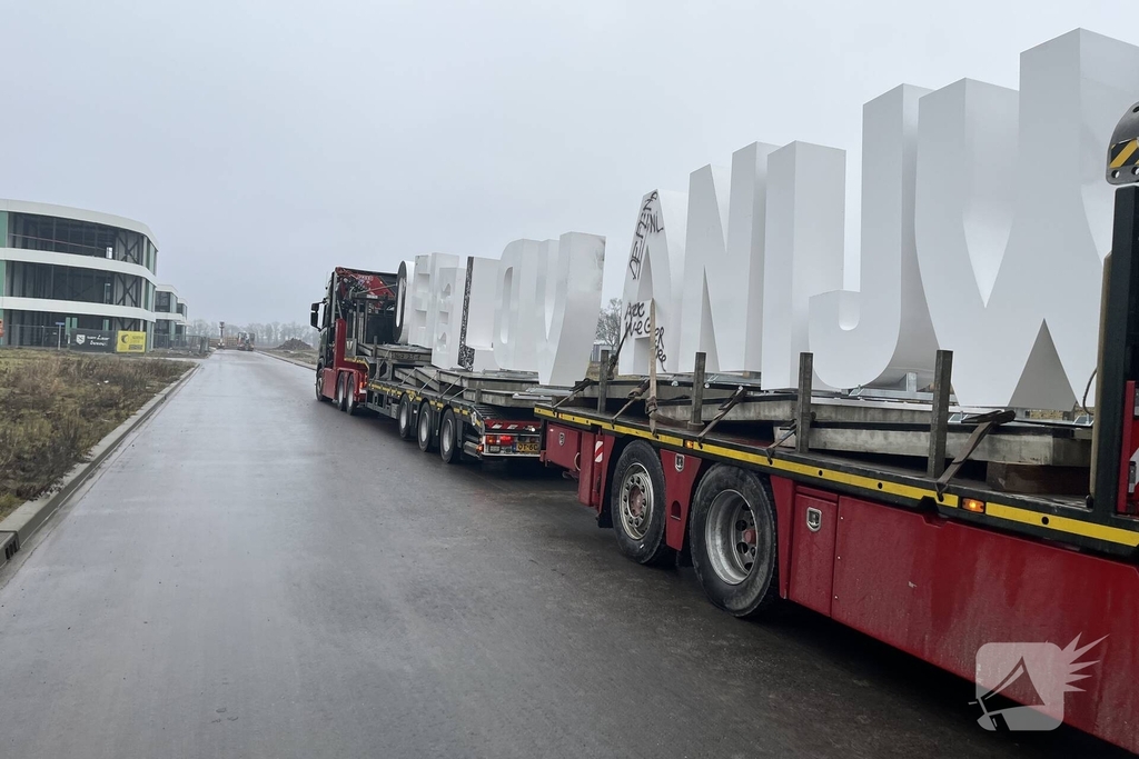 Wij Flevoland'-letters bij Urk al beklad en vernield