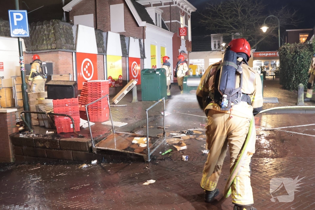 Containerbrand achter winkel snel geblust