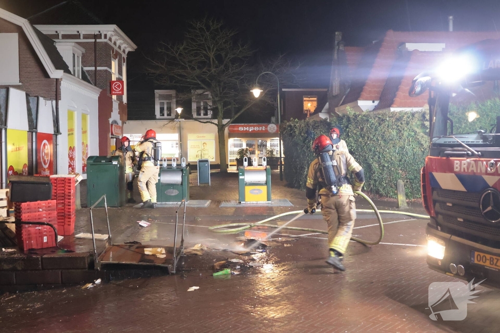 Containerbrand achter winkel snel geblust