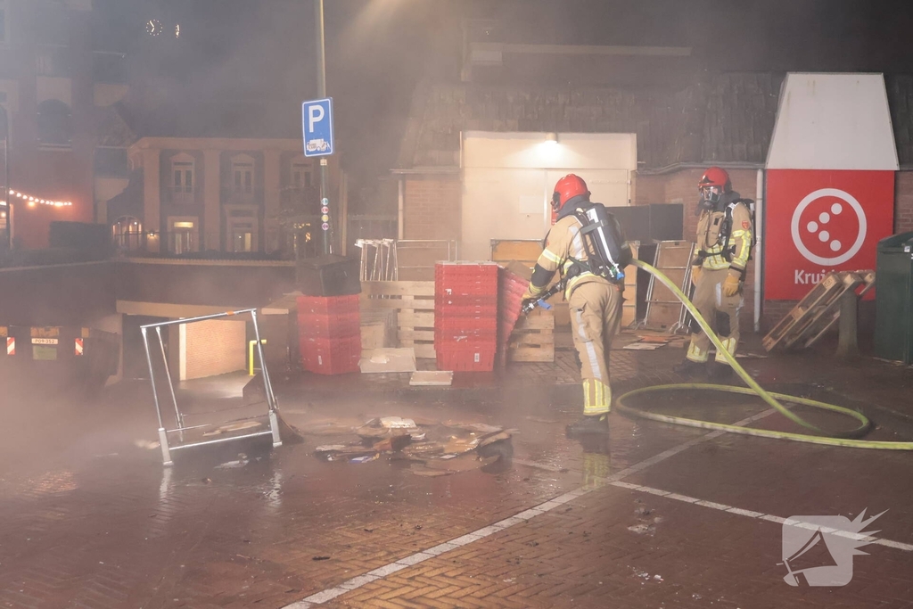 Containerbrand achter winkel snel geblust
