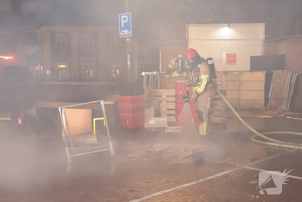 Containerbrand achter winkel snel geblust