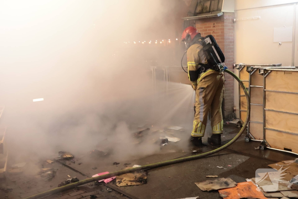 Containerbrand achter winkel snel geblust