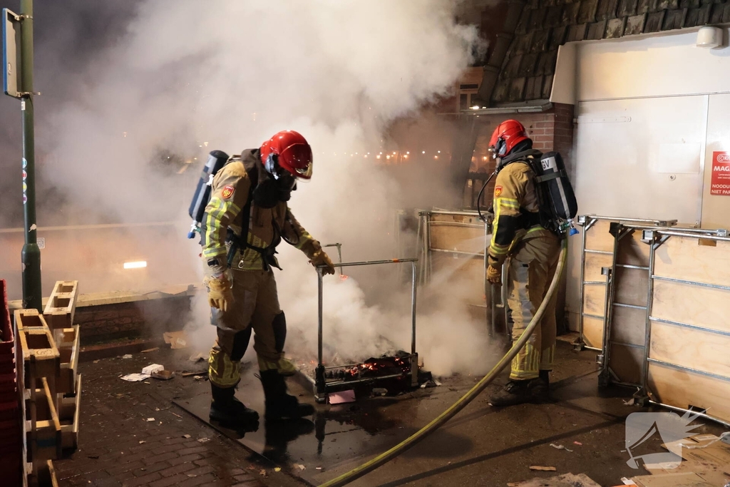 Containerbrand achter winkel snel geblust