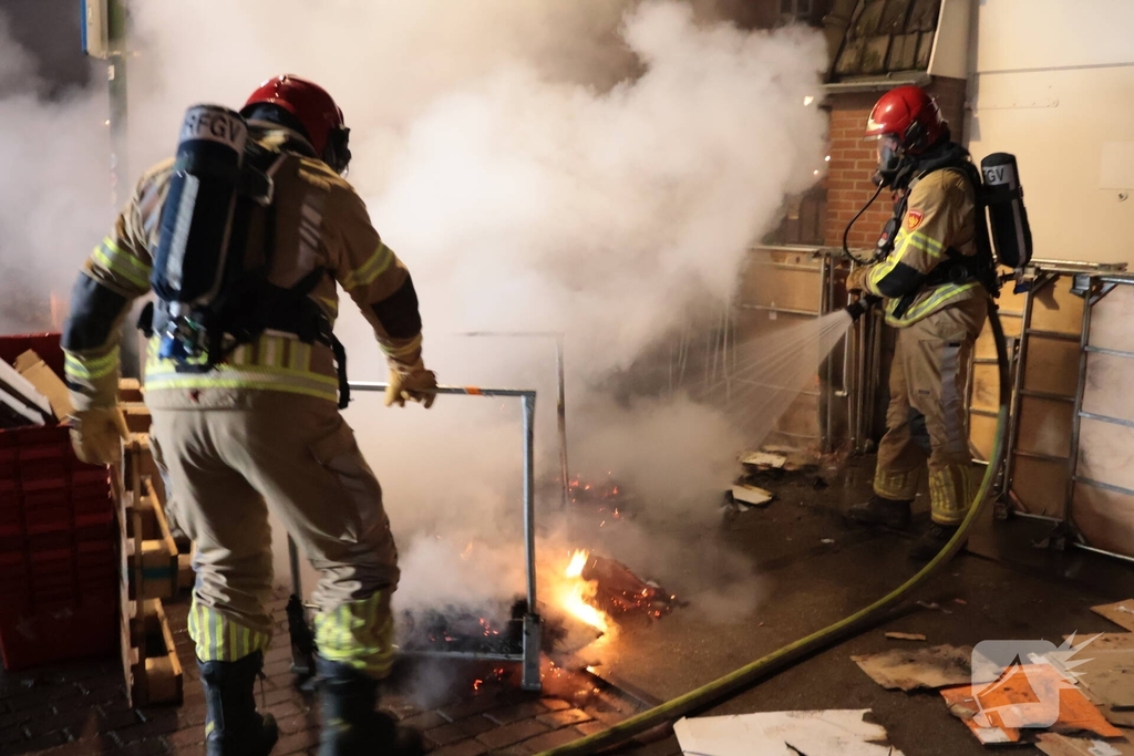 Containerbrand achter winkel snel geblust
