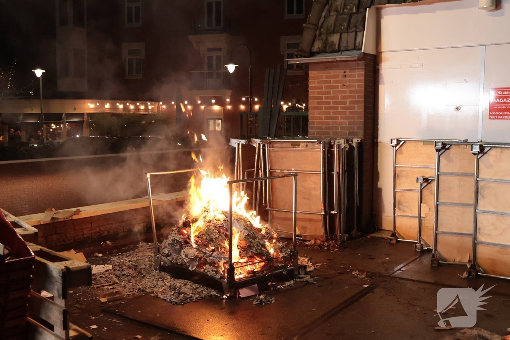 Containerbrand achter winkel snel geblust