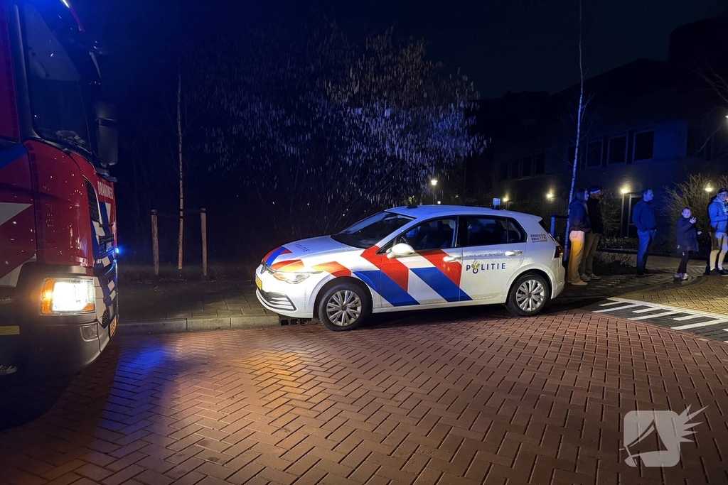 Personenauto belandt deels in water