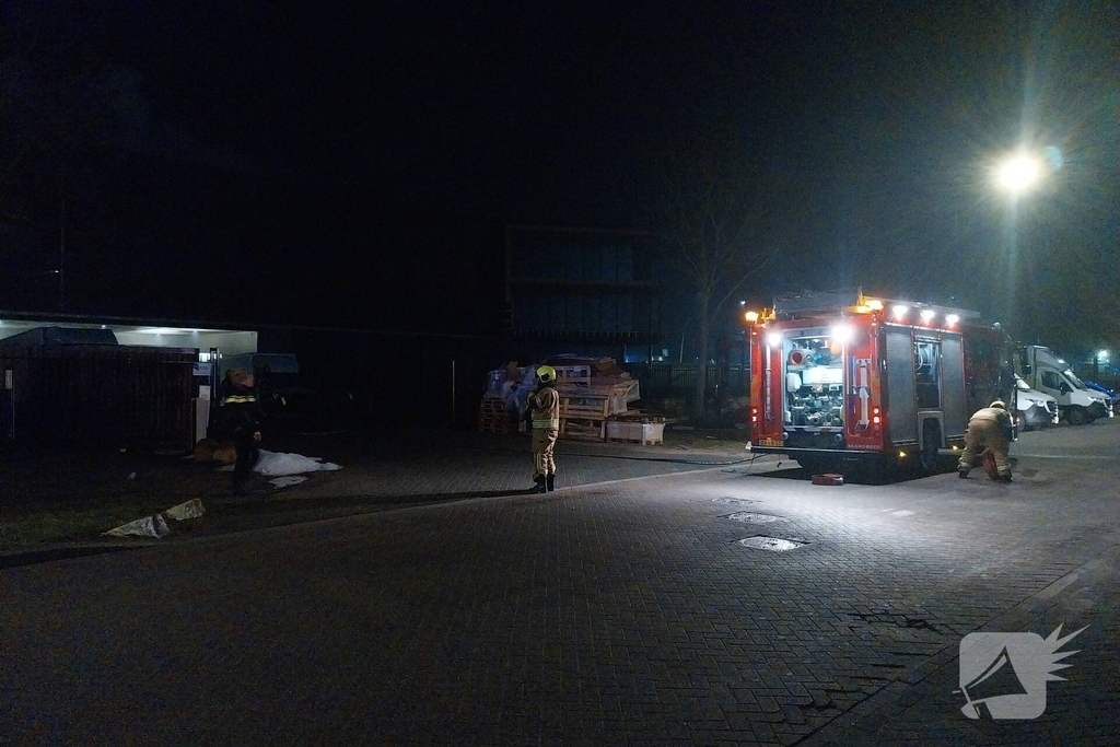 Brandweer bestrijdt zeer grote brand in bedrijfspand