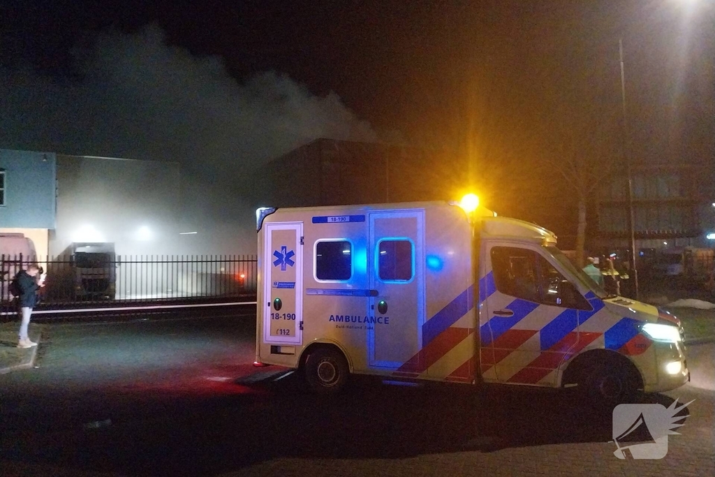 Brandweer bestrijdt zeer grote brand in bedrijfspand