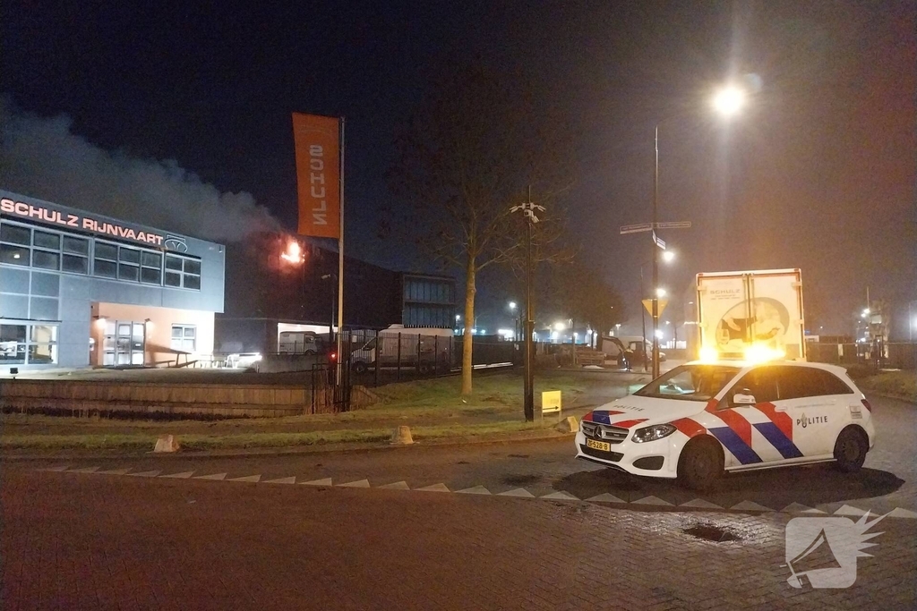 Brandweer bestrijdt zeer grote brand in bedrijfspand