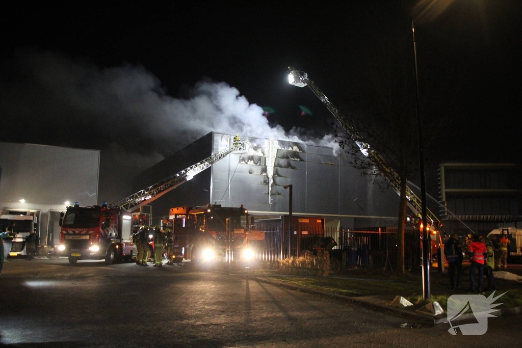 Brandweer bestrijdt zeer grote brand in bedrijfspand