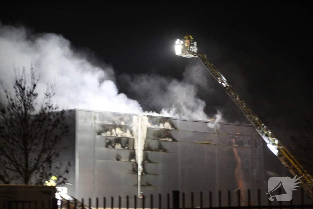 Brandweer bestrijdt zeer grote brand in bedrijfspand
