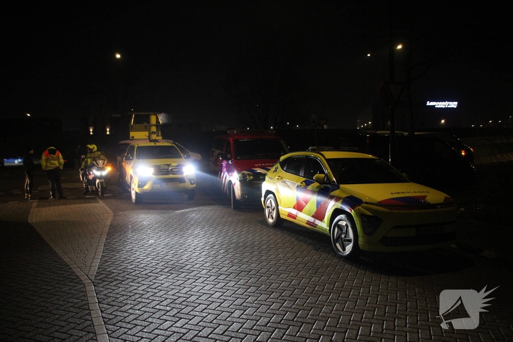 Brandweer bestrijdt zeer grote brand in bedrijfspand