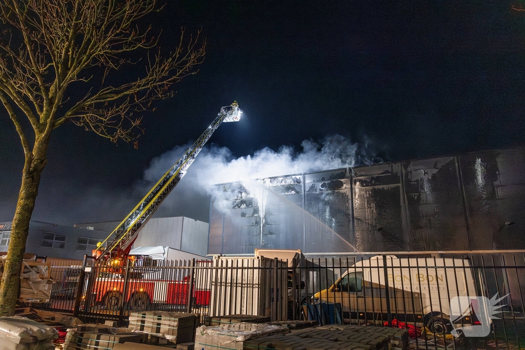 Zeer grote brand in industriegebouw vereist grootschalige inzet
