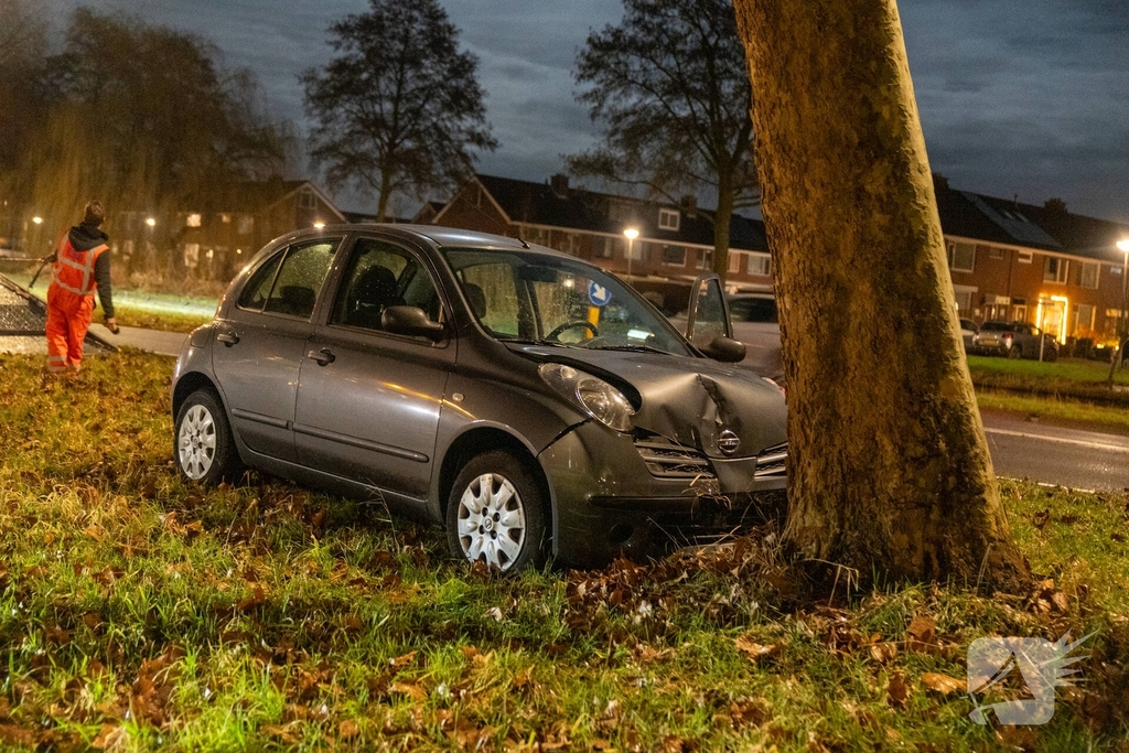Vrouw naar ziekenhuis na botsing tegen boom