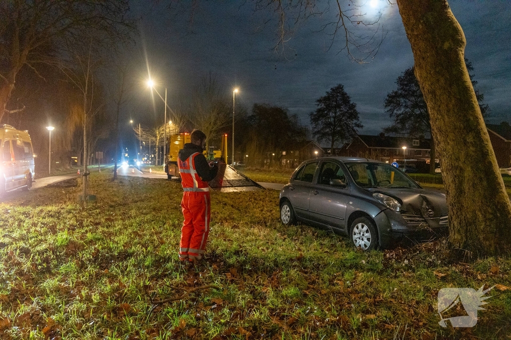 Vrouw naar ziekenhuis na botsing tegen boom