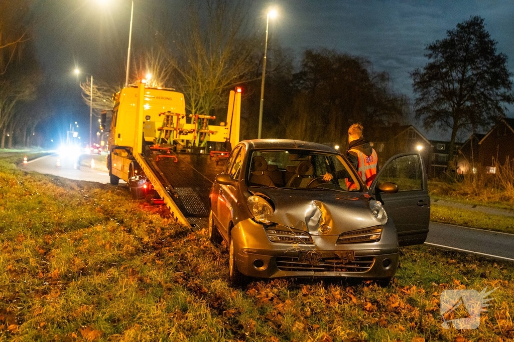 Vrouw naar ziekenhuis na botsing tegen boom