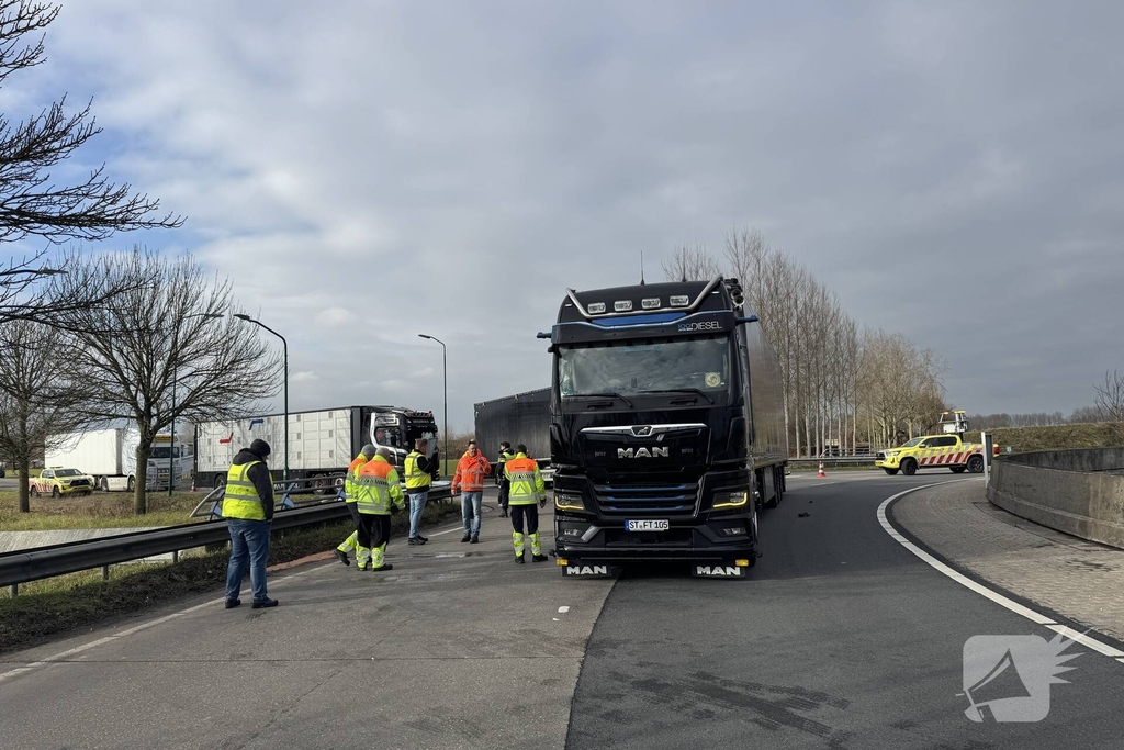 Vrachtwagens botsen op rotonde zonder gewonden