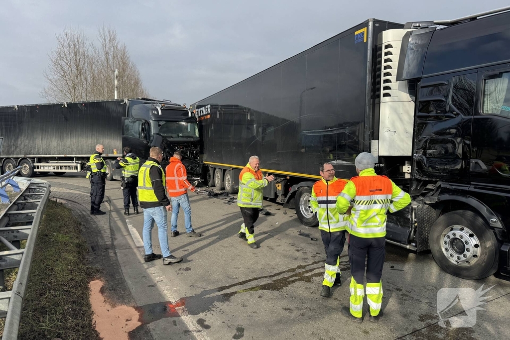 Vrachtwagens botsen op rotonde zonder gewonden