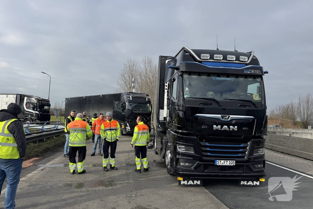 Vrachtwagens botsen op rotonde zonder gewonden