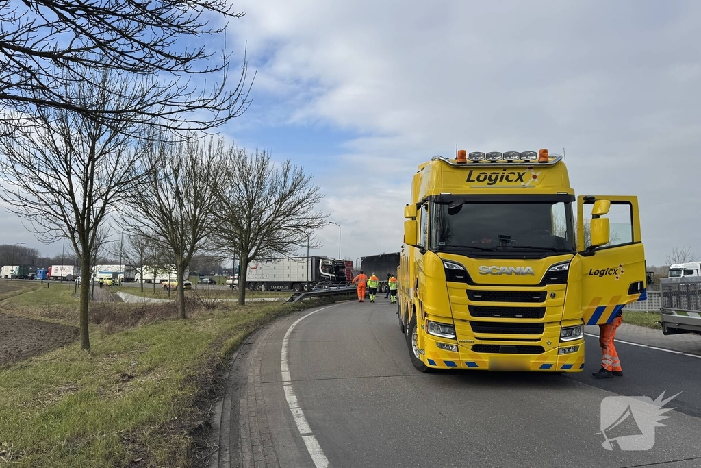 Vrachtwagens botsen op rotonde zonder gewonden