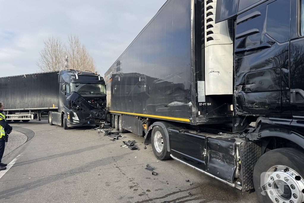Vrachtwagens botsen op rotonde zonder gewonden