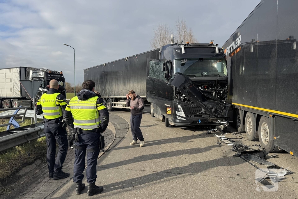 Vrachtwagens botsen op rotonde zonder gewonden