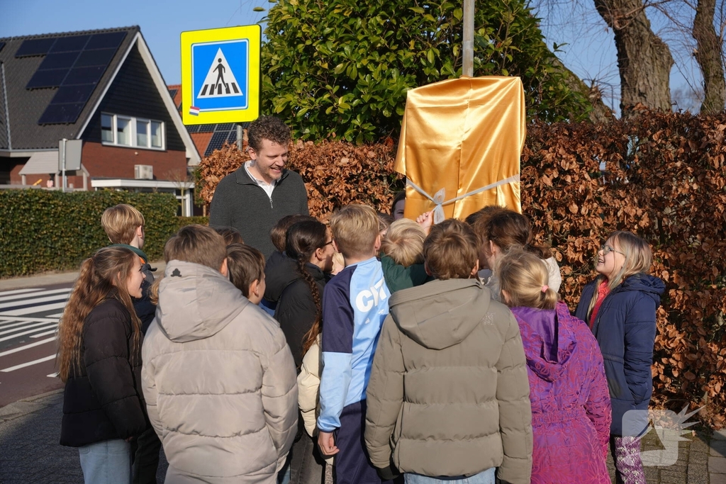 Wethouder Tyas Bijlholt bij onthulling verkeersbord