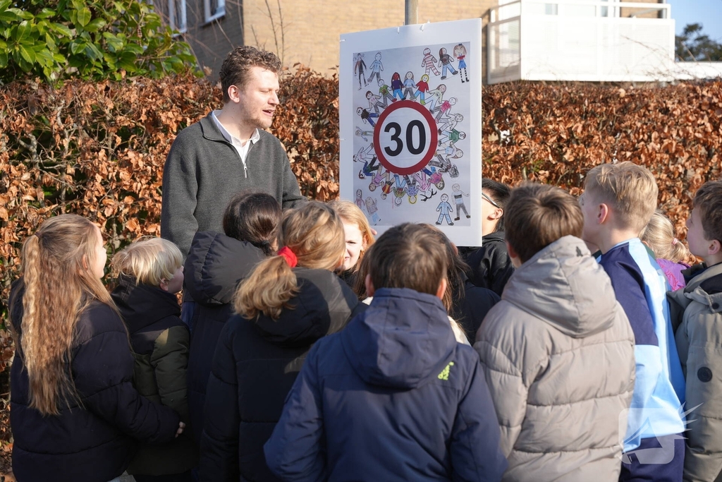 Wethouder Tyas Bijlholt bij onthulling verkeersbord