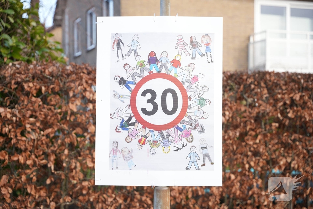 Wethouder Tyas Bijlholt bij onthulling verkeersbord