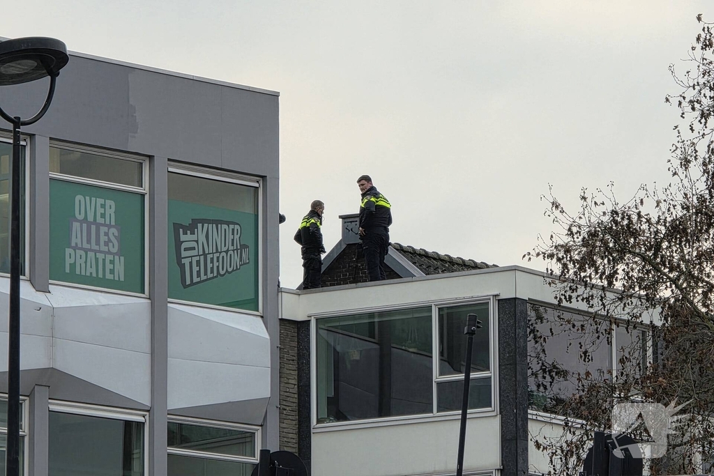 Politie houdt winkeldief aan op dak