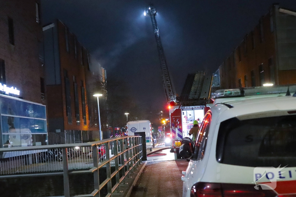 Grote woningbrand leidt tot evacuatie en rookinhalatie