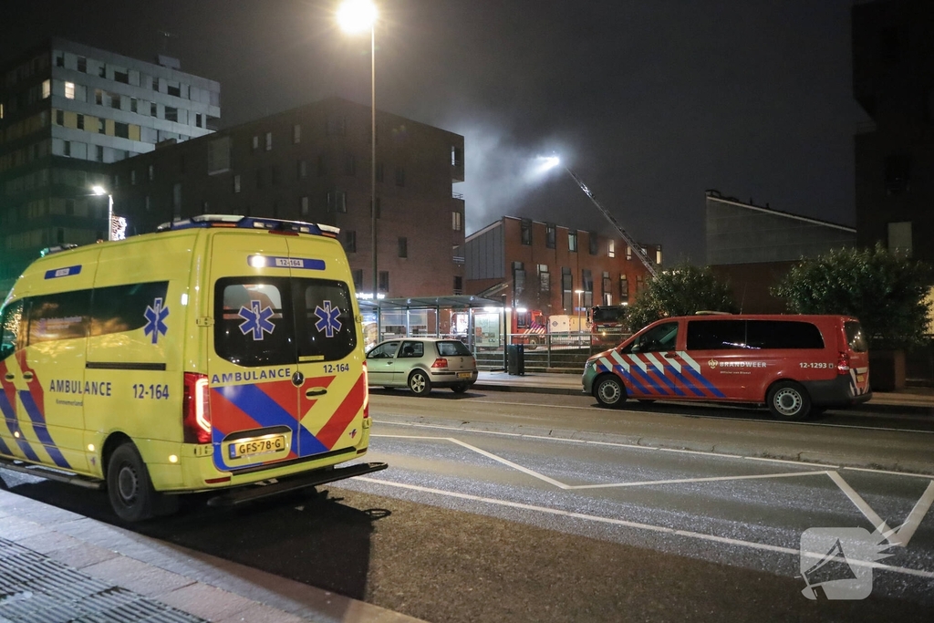 Grote woningbrand leidt tot evacuatie en rookinhalatie