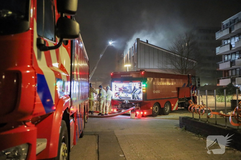 Grote woningbrand leidt tot evacuatie en rookinhalatie