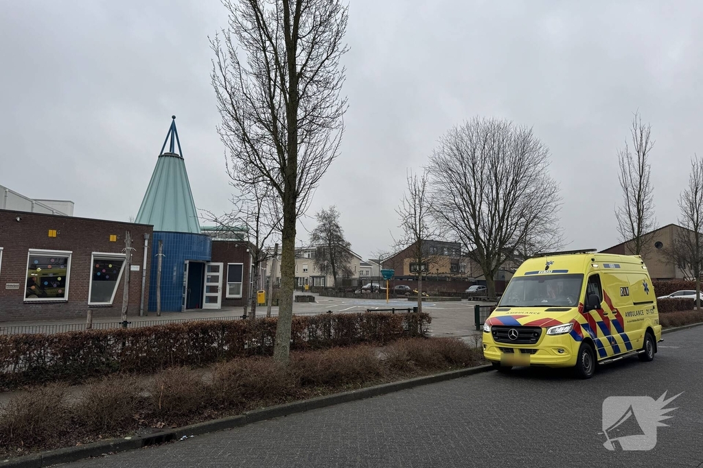 Kind valt van stoel op basisschool