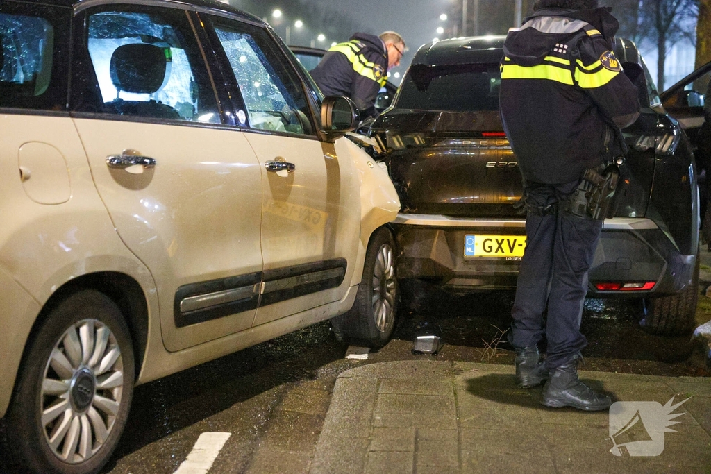 Bestuurder raakt gewond na botsing met geparkeerde auto's