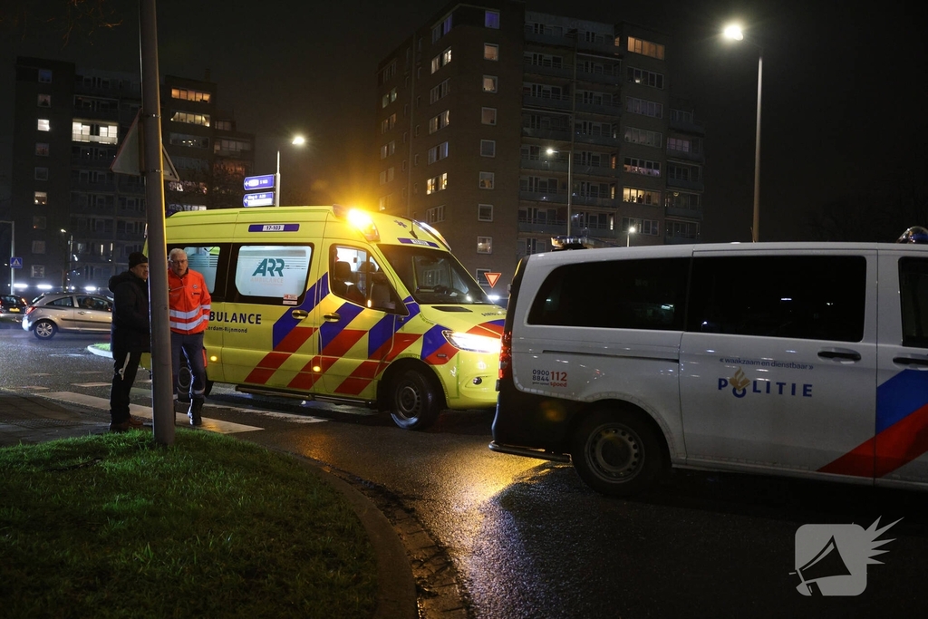 Bestuurder raakt gewond na botsing met geparkeerde auto's
