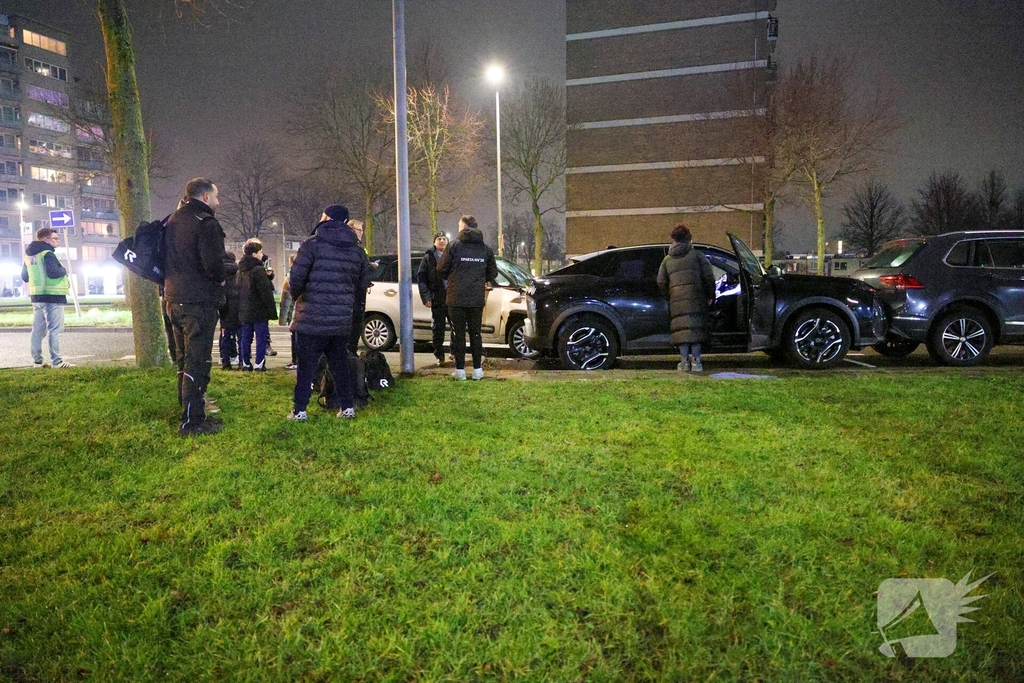 Bestuurder raakt gewond na botsing met geparkeerde auto's