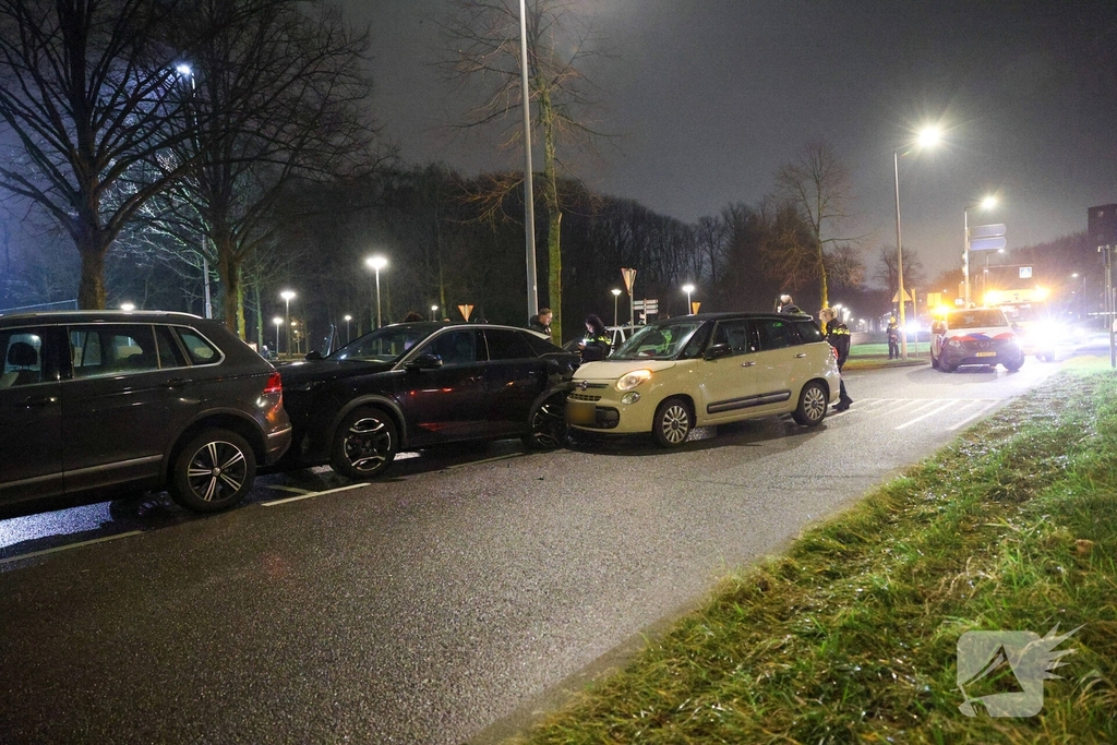 Bestuurder raakt gewond na botsing met geparkeerde auto's