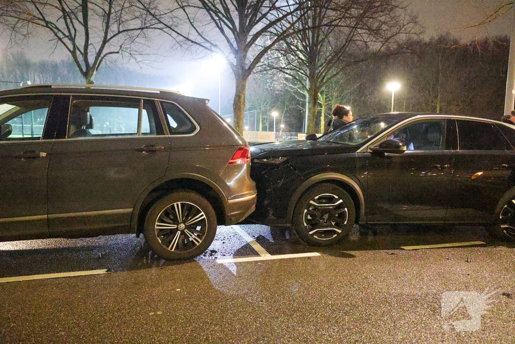 Bestuurder raakt gewond na botsing met geparkeerde auto's