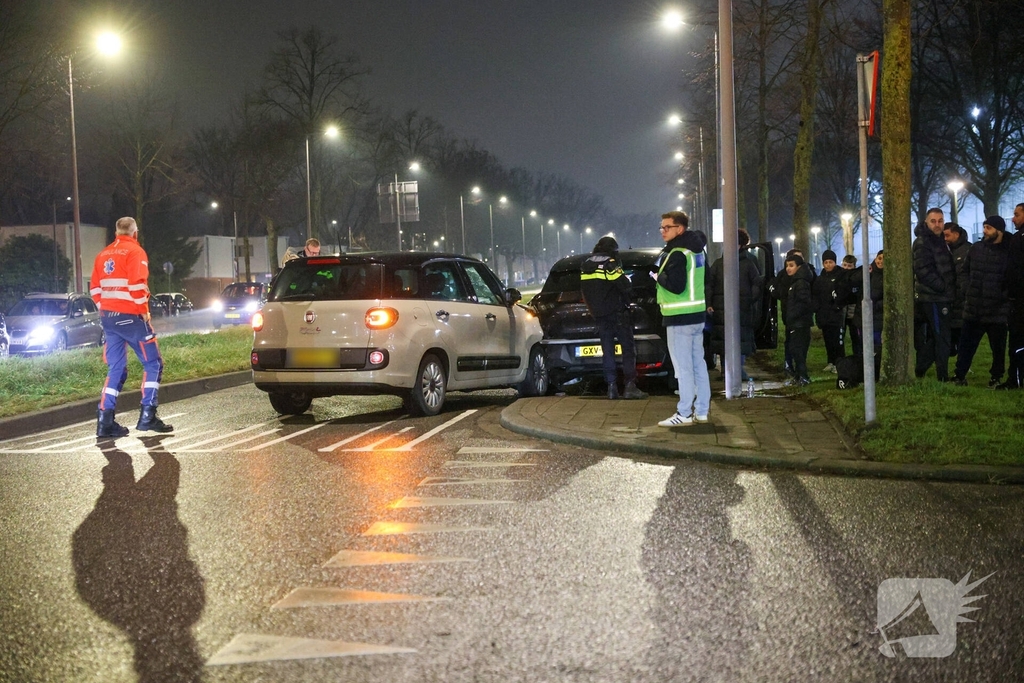 Bestuurder raakt gewond na botsing met geparkeerde auto's